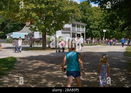 UPPER CANADA VILLAGE, MORRISBURG, ONTARIO, CANADA - 17 ottobre 2019: Turisti e visitatori camminano lungo la strada in Ontario Open Air Heritage Museum. Foto Stock