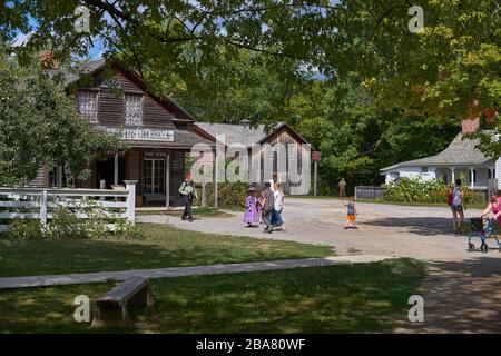 UPPER CANADA VILLAGE, MORRISBURG, ONTARIO, CANADA - 17 ottobre 2019: Turisti e visitatori camminano lungo la strada in Ontario Open Air Heritage Museum. Foto Stock