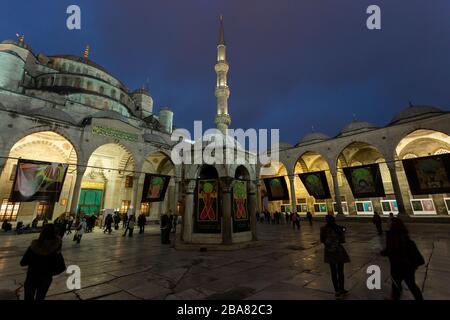 Nel cortile della Moschea Blu di Istanbul Foto Stock