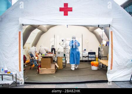 Sanitizzazione dopo somministrazione di un test, tenda test Coronavirus, Clinica selettiva, Seoul, Corea del Sud Foto Stock