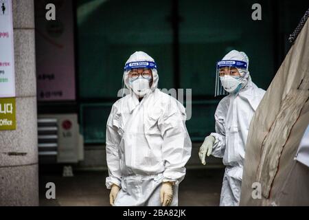Professionisti medici presso le tende per test di Coronavirus, Clinica selettiva, Seoul, Corea del Sud Foto Stock