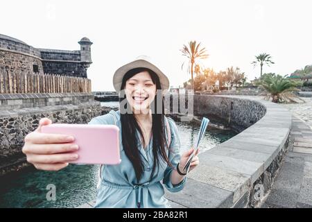 Influencer donna asiatica creazione di contenuti con smartphone - ragazza cinese divertirsi con la nuova tecnologia di tendenza - attività di generazione millenaria lavoro, voi Foto Stock