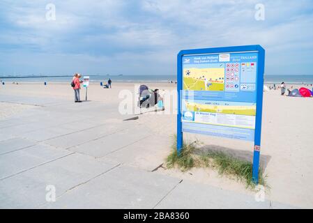 HOEK VAN HOLLAND, PAESI BASSI - 21 MAGGIO 2018: Scudo con le informazioni più importanti per i visitatori della spiaggia del Mare del Nord Foto Stock