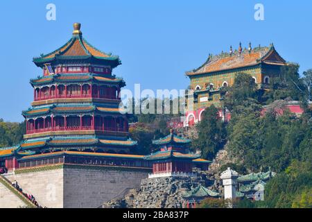 Pechino, Cina-ottobre 2019; vista compressa degli antichi edifici sulla ‘longevità Hill’ del Palazzo Estivo appena fuori Pechino Foto Stock