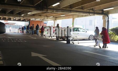 Coda di divaricamento sociale fuori Asda Supermarket a Colindale, Londra a causa di acquisti di panico causati dal coronavirus Foto Stock