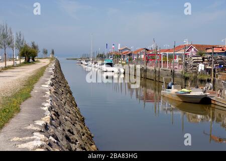 Barche e chiatta nel porto di Audenge, comune è un situato sulla riva nord-orientale della baia di Arcachon, in Francia Foto Stock