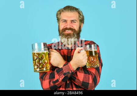 Birra Hipster drink. Il tipo bearded maturo tiene il bicchiere della birra. Brindisi di grazie. Vera sensazione. Festa. Giorno di laurea. Migliora l'umore. Ubriacarsi. Alcolico. L'uomo assetato beve birra nel pub bar. Foto Stock