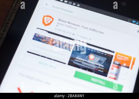 Ryazan, Russia - 19 aprile 2018 - Brave browser - icona Fast AdBlocker nell'elenco delle app per dispositivi mobili Foto Stock