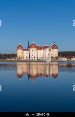 Moritzburg, Germania. 23 marzo 2020. Il Castello di Moritzburg, l'ex rifugio di caccia della famiglia Wettin, si riflette nello stagno del castello al mattino. Credit: Robert Michael/dpa-Zentralbild/dpa/Alamy Live News Foto Stock