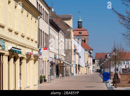 Luckenwalde, Germania. 24 Marzo 2020. Negozi ed edifici residenziali nella zona pedonale o nella via dello shopping Breite Straße. Sullo sfondo sorge la torre della Marktkirche. Credito: Soeren Stache/dpa-Zentralbild/dpa/Alamy Live News Foto Stock