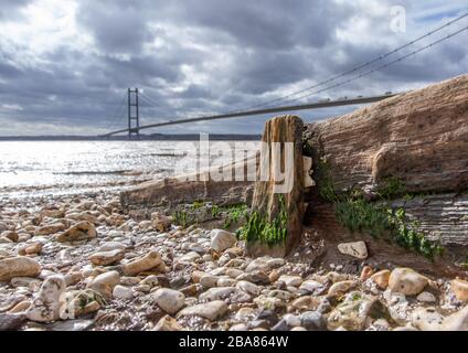 Spiaggia Groin con Humber Bridge sullo sfondo. Foto Stock