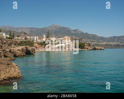 Nerja Costa del Sol Spagna aprile 194 2019 sTorrecilla Beach a Nerja con alberghi e appartamenti e El Salon Beach Foto Stock