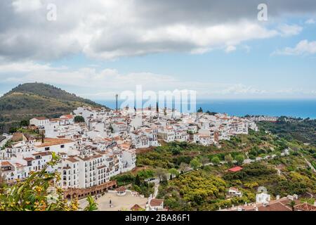 Frigliana costa del Sol Spagna aprile 18 2019 veduta aerea di Frigliana e del mar mediterraneo a Nerja Foto Stock