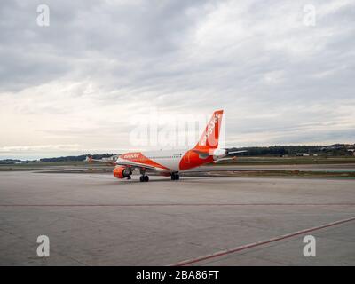 Palma Mallorca Spagna Aprile 21 2019 Easy Jet G-EZDV Airbus A319-111 tassare per decollo Foto Stock
