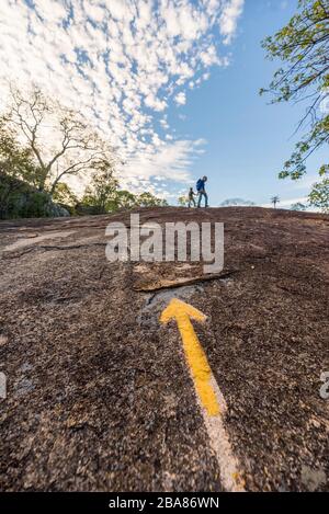 I turisti camminano intorno al Parco Nazionale di Matobo in Zimbabwe. Foto Stock