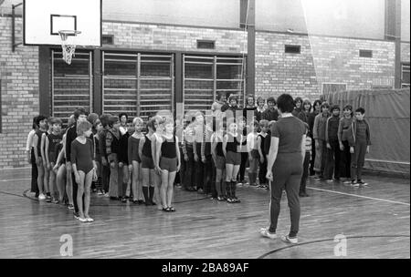 30 novembre 1978, Sassonia, Lipsia: Schierata in rango e in archivio - ALLA fine degli anni '70 SI svolge UN festival sportivo per bambini presso la scuola secondaria Hanns Eisler di Lipsia. Data esatta dell'ammissione non nota. Foto: Volkmar Heinz/dpa-Zentralbild/ZB Foto Stock