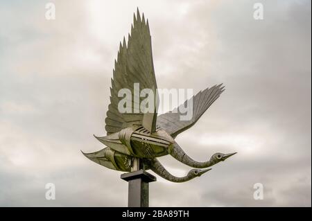 Ross on Wye Herefordshire Inghilterra Settembre 15 2019 Swan scultura double swan di Walenty Pytel. Artista Foto Stock