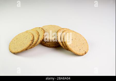 Torte tradizionali scozzesi di quercia cotte in casa su sfondo bianco Foto Stock