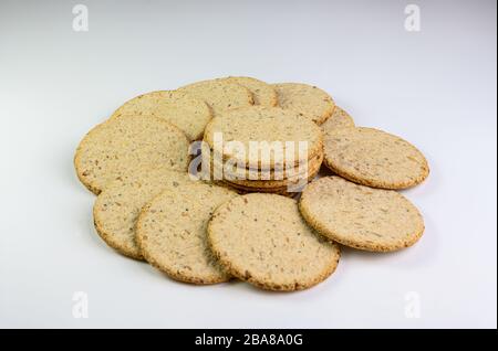 Torte di quercia scozzese appena sfornate in casa su sfondo bianco Foto Stock