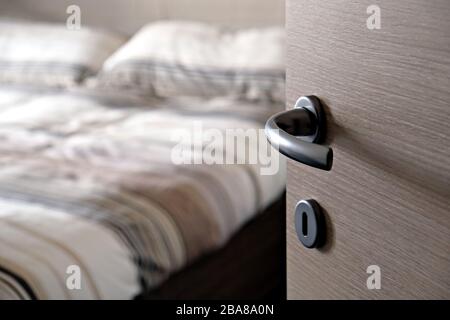 vista dell'interno di una camera da letto attraverso la porta, concentrarsi sulla porta Foto Stock