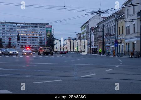 Cluj-Napoca, Romania ; marzo 2020 - pattuglie dell'esercito e della polizia sulle strade, controllando il traffico e la legittimità del movimento durante i coprifuoco Foto Stock