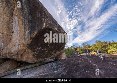 I turisti camminano intorno al Parco Nazionale di Matobo in Zimbabwe. Foto Stock