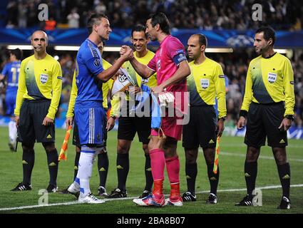 Il capitano del Chelsea John Terry (a sinistra) e il capitano della Juventus Gianluigi Buffon (a destra) scoppano le mani e scambiano i pennant prima del calcio d'inizio Foto Stock