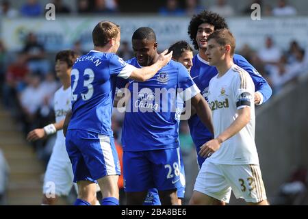 Victor Anichebe (al centro) di Everton festeggia dopo aver segnato con il suo compagno di squadra Seamus Coleman (a sinistra) Foto Stock