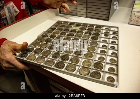 Antiche monete d'argento ebraiche del periodo del secondo Tempio fotografate all'autorità israeliana delle Antichità Foto Stock