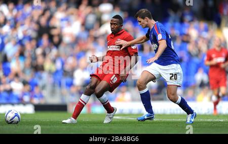 Tommy Smith (a destra) di Ipswich Town e Ricardo Fuller di Charlton Athletic in azione Foto Stock