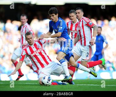 L'Oscar di Chelsea è affrontato dal Ryan Shawcross di Stoke City Foto Stock