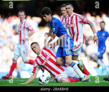 L'Oscar di Chelsea è affrontato dal Ryan Shawcross di Stoke City Foto Stock