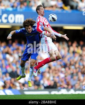 David Luiz di Chelsea (a sinistra) e Peter Crouch di Stoke City combattono per la palla Foto Stock