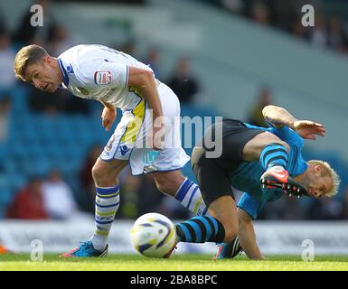 Michael Tongue del Leeds United (a sinistra) e Simon Gillett della Nottingham Forest in azione Foto Stock