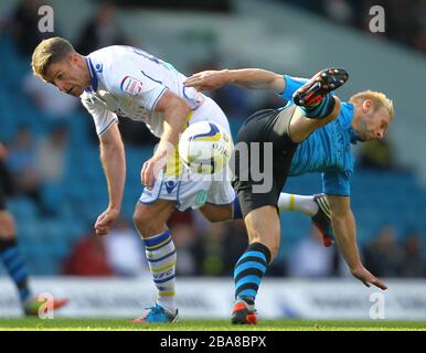 Michael Tongue del Leeds United (a sinistra) e Simon Gillett della Nottingham Forest Foto Stock