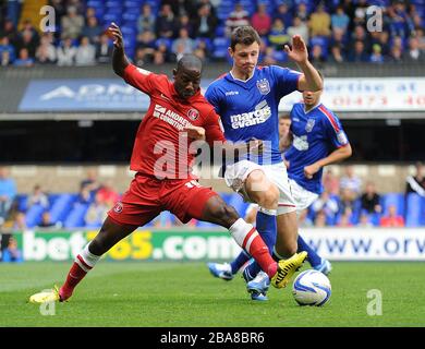 Tommy Smith (a destra) di Ipswich Town e Bradley Wright-Phillips (a sinistra) di Charlton Athletic combattono per la palla. Foto Stock