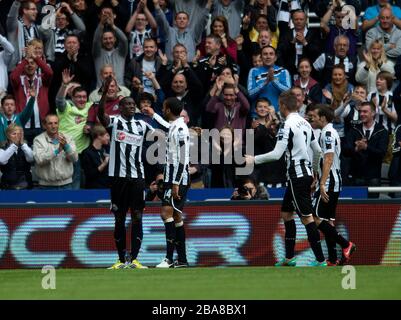 Demba Ba del Newcastle United celebra il suo primo obiettivo di squadra del gioco Foto Stock