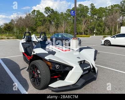 Orlando,FL/USA-3/12/20: Un veicolo Polaris a tre ruote parcheggiato in un parcheggio del Sams Club Wholesale Store a Orlando, FL. Foto Stock