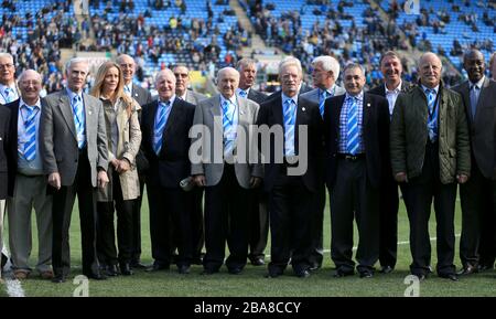 Le leggende di Coventry City si allineano sul campo a metà tempo durante la partita di npower Football League One presso la Ricoh Arena di Coventry. Foto Stock