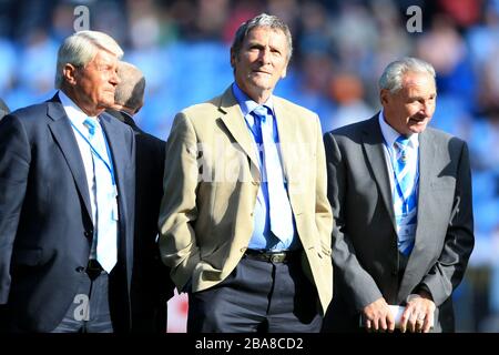 Le leggende di Coventry City si allineano sul campo a metà tempo durante la partita di npower Football League One presso la Ricoh Arena di Coventry. Foto Stock