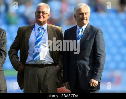 Le leggende di Coventry City si allineano sul campo a metà tempo durante la partita di npower Football League One presso la Ricoh Arena di Coventry. Foto Stock