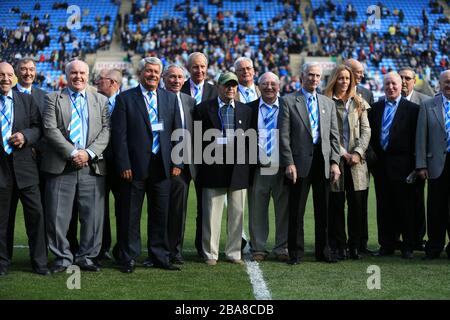 Le leggende di Coventry City si allineano sul campo a metà tempo durante la partita di npower Football League One presso la Ricoh Arena di Coventry. Foto Stock