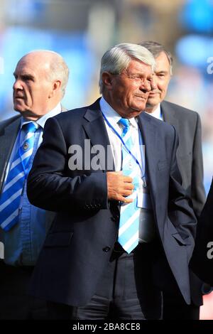 Le leggende di Coventry City si allineano sul campo a metà tempo durante la partita di npower Football League One presso la Ricoh Arena di Coventry. Foto Stock