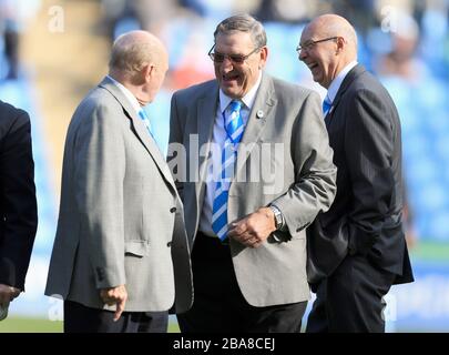 Le leggende di Coventry City si allineano sul campo a metà tempo durante la partita di npower Football League One presso la Ricoh Arena di Coventry. Foto Stock