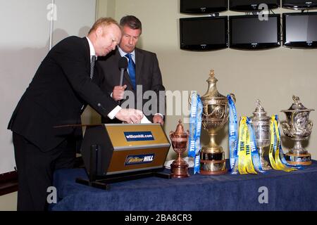 Alex McLeish (l) e il presentatore britannico delle corse Gordon Brown disegnano la lista di partenza per la William Hill Ayr Gold Cup Foto Stock