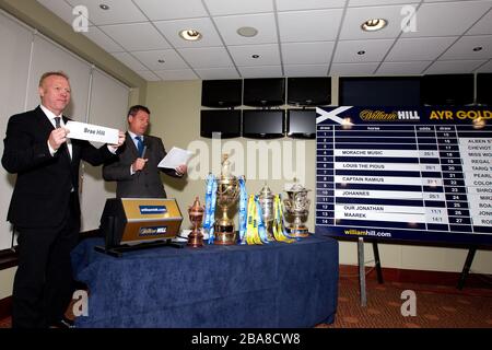 Alex McLeish (l) e il presentatore britannico delle corse Gordon Brown disegnano la lista di partenza per la William Hill Ayr Gold Cup Foto Stock