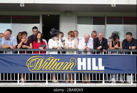 Racergoers sul balcone all'Ippodromo di Ayr Foto Stock