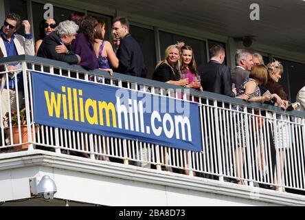 Racergoers sul balcone all'Ippodromo di Ayr Foto Stock