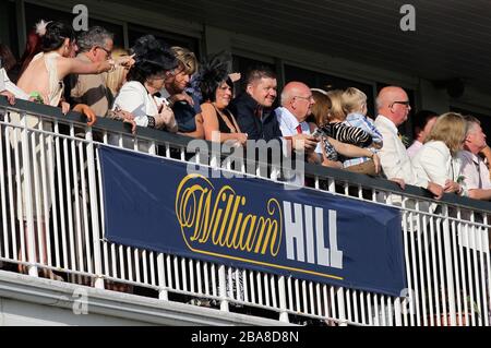 Racergoers sul balcone all'Ippodromo di Ayr Foto Stock