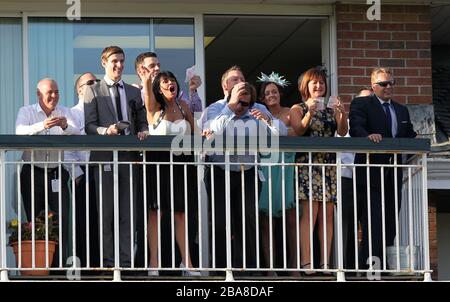 Racergoers sul balcone all'Ippodromo di Ayr Foto Stock